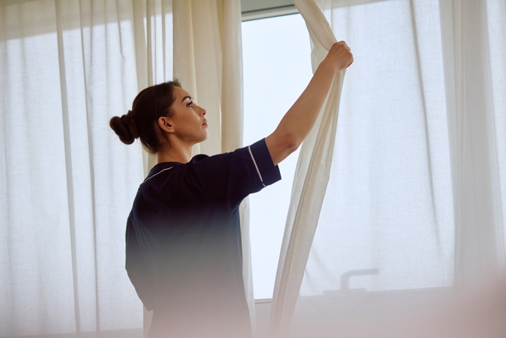 skracanie zasłon przez podwijanie