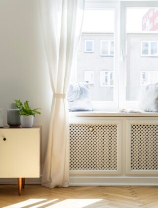 jak zasłonić kaloryfer pod oknem