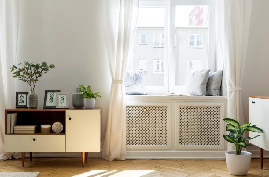 jak zasłonić kaloryfer pod oknem