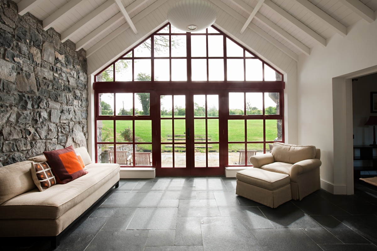 nowoczesny salon z kamieniem na ścianie