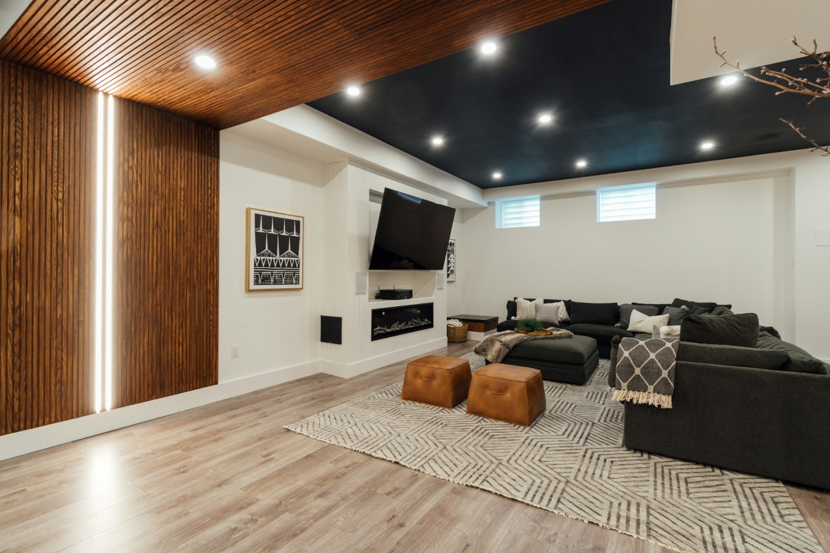 nowoczesne salony z lamelami drewnianymi