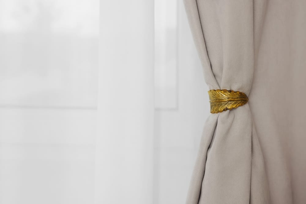 skracanie zasłon klipsami złotymi